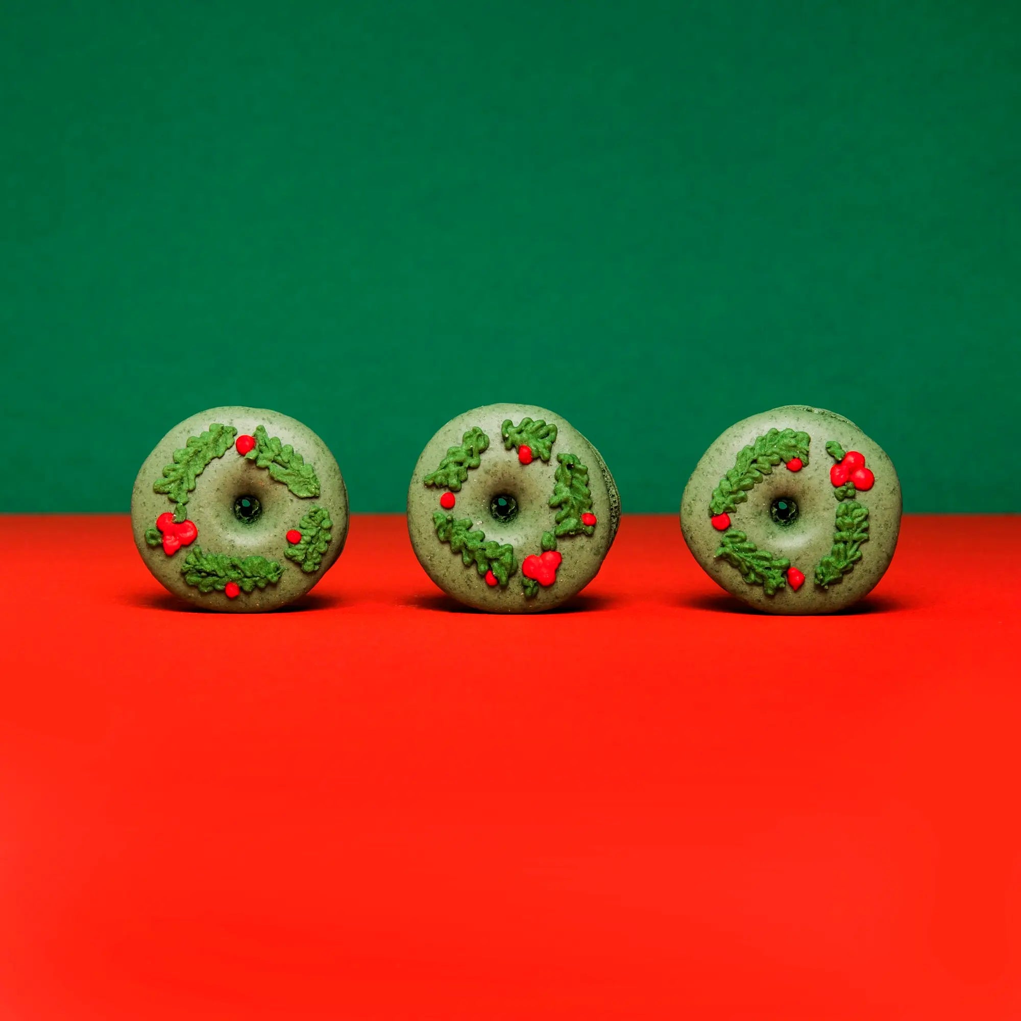 Christmas wreath green macarons